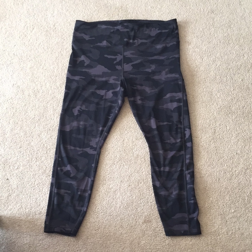 Athleta ultimate tight 7/8 leggings black camo